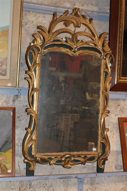 null Miroir en bois et stuc doré à décor de rinceaux. XVIIIème siècle. 120 x 70 cm....