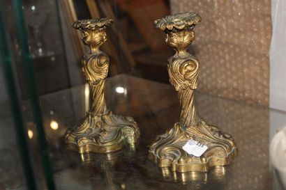null Paire de bougeoirs en bronze doré, décor Rocaille, style Louis XV. H. : 17 cm...
