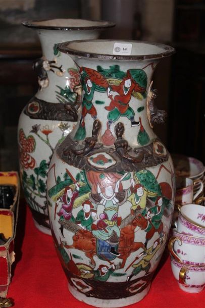 null Deux vases en porcelaine de forme balustre décor polychrome figurant des fleurs,...