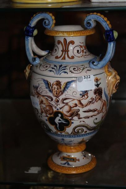 null Vase balustre en faïence à décor de grotesques, signé GINORI sous la base (cassé-recollé...