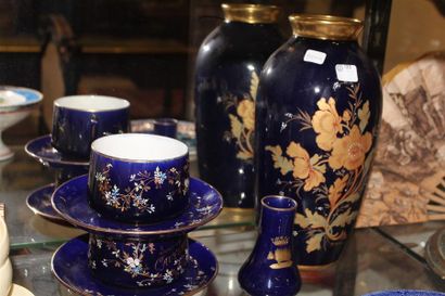null Vase en porcelaine de Limoges à décor doré de fleurs sur fond bleu de four....
