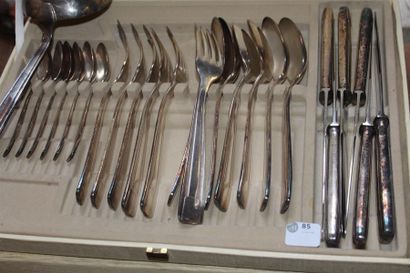 null Partie de ménagère en métal argenté, circa 1940, comprenant : 12 couverts, 12...