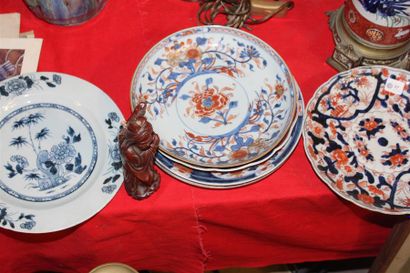 null Ensemble de quatre assiettes porcelaine polychrome, décor Imari. Fin XIXème/début...