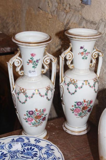 null Paire de vases balustre en pocelaine blanche filet or à décor peint de bouquet...