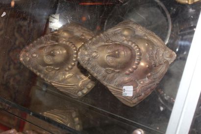 null Deux éléments d'ornementation en bronze, décor d'un mascaron et rinceaux. XIXème...
