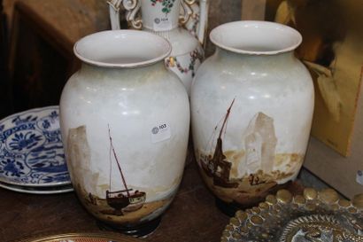 null Paire de vases en opaline blanche à décor peint de paysages côtiers. Fin XIXème...