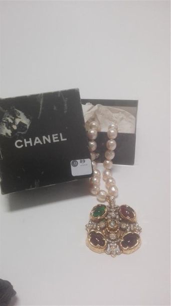 null Chanel, collier ras de cou en perles d'imitation retenant un pendentif circulaire...