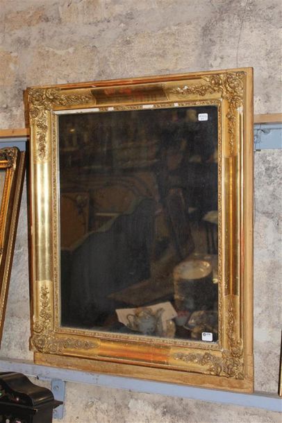 null Miroir rectangulaire cadre bois et stuc doré, à décor de fleurs. XIXème siècle....