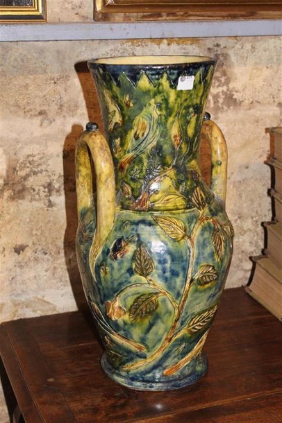 null Grand vase à anses en terre-cuite émaillée à décor incisé de fleurs et oiseaux,...