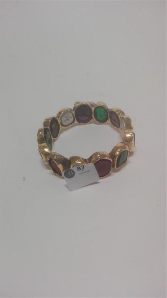 null Chanel, bracelet jonc en plaqué or orné de verre vert, violet, rouge et façon...