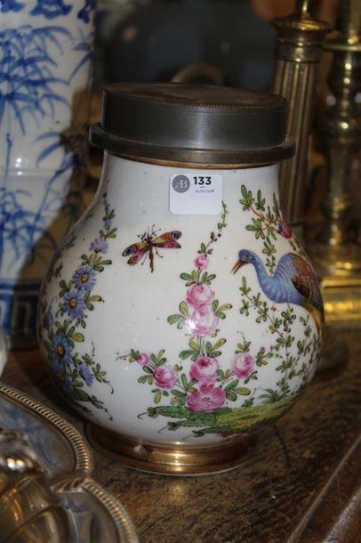 null Pot en porcelaine à décor polychrome d'oiseaux et insectes, bouchon en étain...