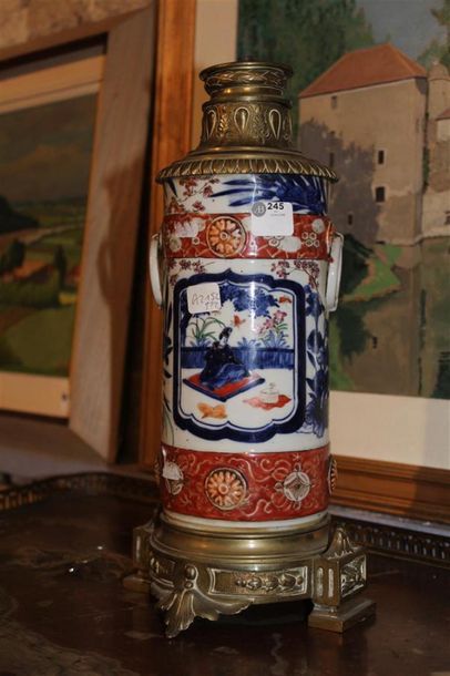 null Vase rouleau en porcelaine polychrome à décor Imari. Japon, XIXème. Montée en...