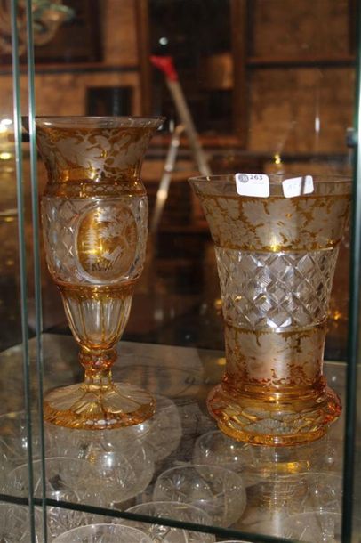 null Vase en cristal de Bohême à décor taillé doublé jaune de cerf et feuille de...