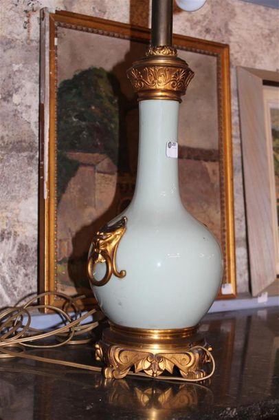 null Vase en porcelaine céladon, monture en bronze doré à décor de tête de félin....