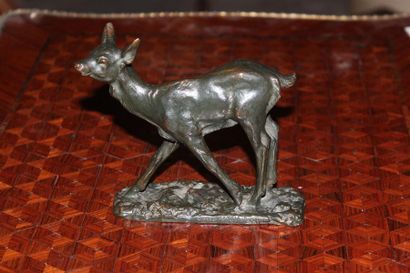 null D'après M. FIOT, sujet en bronze patiné "Faon", Susse Fondeur H. : 12,5 cm