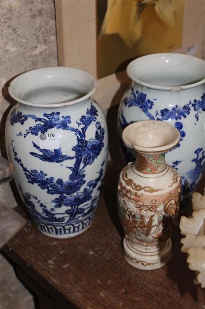 null Paire de vases en porcelaine décor blanc/bleu de paysage (accidents). On y joint...
