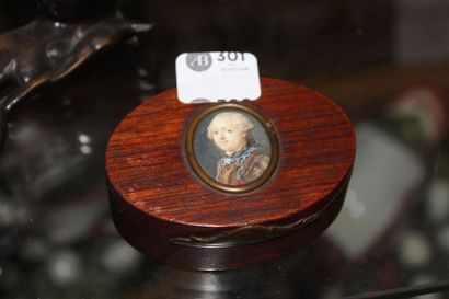 null Boîte en bois exotique ornée d'une miniature en ovale "Portrait d'homme" XVIII/XIXème...