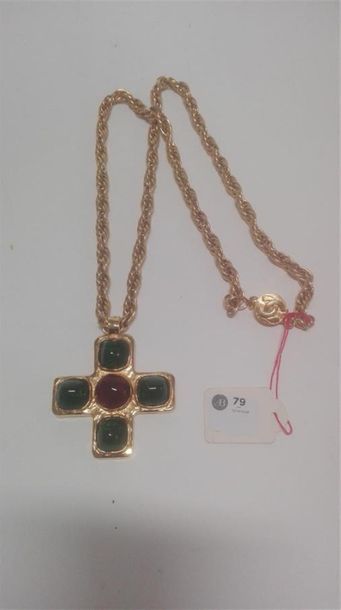 null Chanel, collier et croix en plaqué or, collier à maille entrelacée, fermoir...