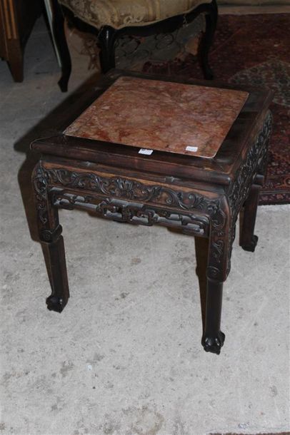 null Petite table en bois naturel teinté et sculpté dans le goût de l'Extrême Orient....