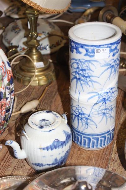 null Vase rouleau en porcelaine, décor blanc/bleu de bambou. On y joint une théière...