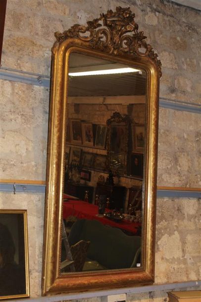 null Miroir rectangulaire en bois et stuc doré, décor frise de perles et fronton...