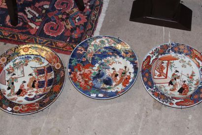 null Trois grands plats en porcelaine à décor IMARI de scène animée. Fin XIXème/début...