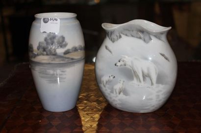 null Deux vases en porcelaine danoise, l'un à décor d'ours blancs, l'autre d'un paysage...