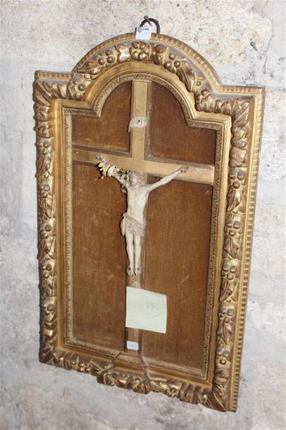 null Crucifix dans un cadre en bois et stuc doré à décor feuillagé. XVIIIème/XIXème...