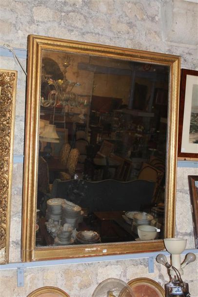 null Miroir rectangulaire cadre bois et stuc doré décor de frise de perles. XIXème...
