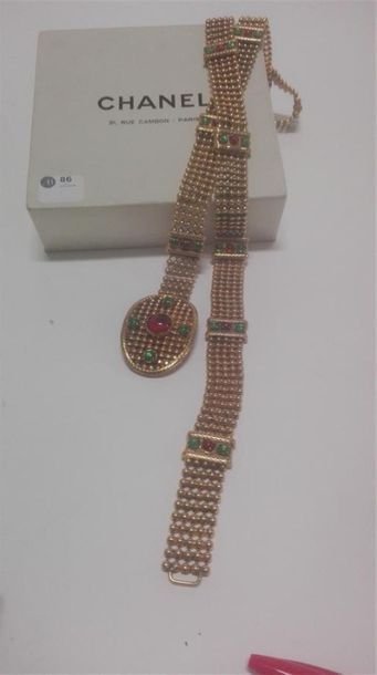 null Chanel, ceinture souple en métal doré composé de cinq rangs de perles entrecoupées...