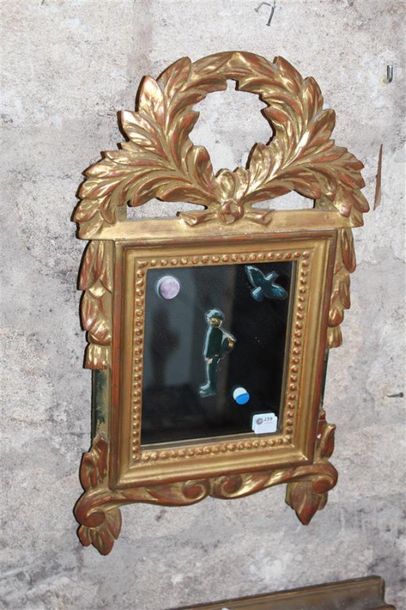 null Petit miroir rectangulaire, cadre en bois et stuc doré, fronton à décor d'une...