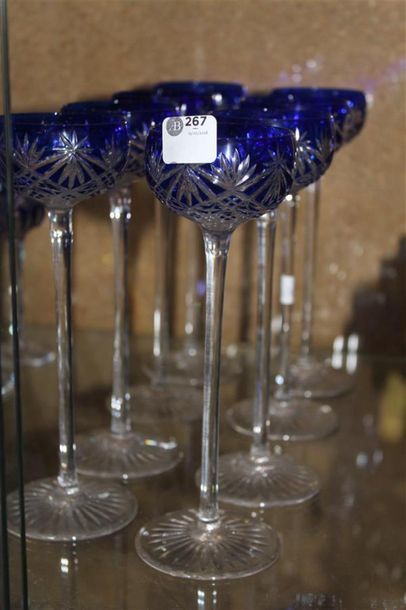 null Huit verres à digestif à pied en cristal taillé doublé bleu, dans le goût de...