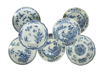 null Sept assiettes en porcelaine bleu blanc
Chine, XVIIIe siècle
Dont trois assiettes...