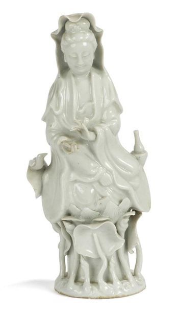 null Statuette de Guanyin en porcelaine blanc de Chine
Chine, XIXème siècle
Assise...