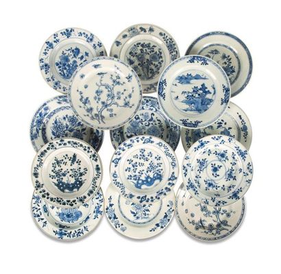 null Quatorze assiettes en porcelaine bleu blanc 
Chine, XVIIIe siècle
Deux paires...