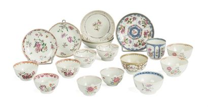null Lot de porcelaines famille rose à décor de fleurs et feuillages 
Chine, XVIIIème...