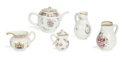 null Un ensemble en porcelaine famille rose à décor floral
Chine, XVIIIème siècle
Comprenant...