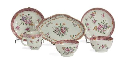 null Une tasse, deux coupes et soucoupes en porcelaine famille rose
Chine, XVIIIème...