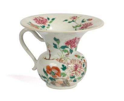null Crachoir anse en porcelaine famille rose
Chine, XVIIIème siècle
A décor de pivoines...