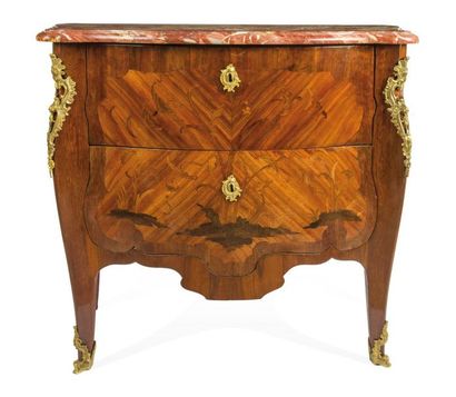 null COMMODE EN MARQUETERIE DE FLEURS
ET FEUILLAGES SUR FOND DE SATINE
et dans des...