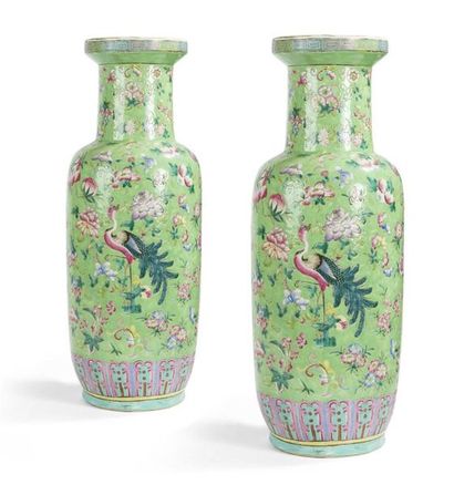null Paire de vases en porcelaine à décor famille rose sur fond vert
Chine, début...