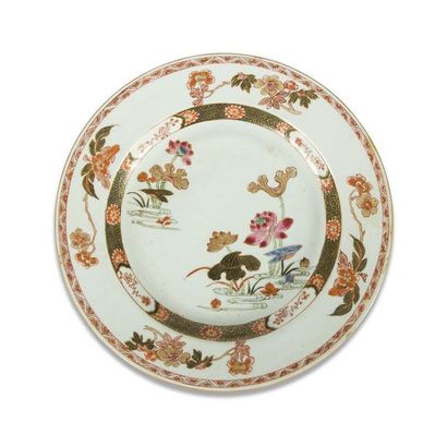null Plat en porcelaine famille rose
Chine, XVIIIème siècle
Décoré au centre de lotus...
