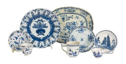 null Lot de porcelaines bleu blanc
Chine, XVIIIème siècle
Comprenant : 
Un plat ovale...