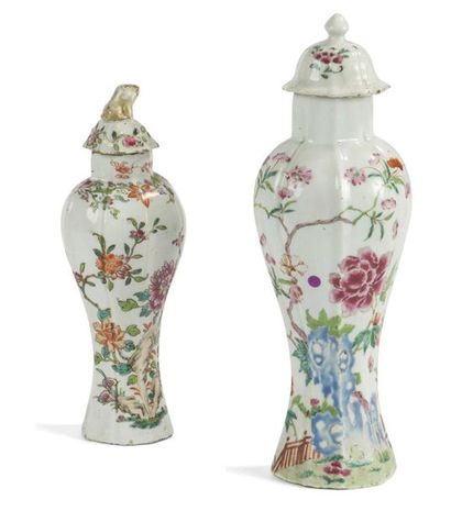 null Deux vases couverts en porcelaine famille rose
Chine, XVIIIème siècle
De forme...