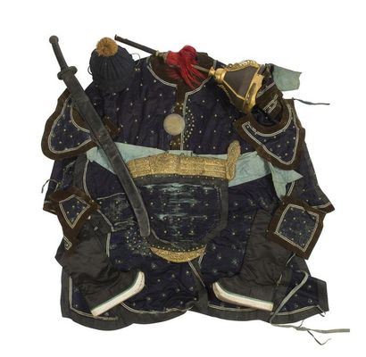 null Armure de soldat, casque et sabre
Chine, fin du XIXème siècle
En soie bleue...