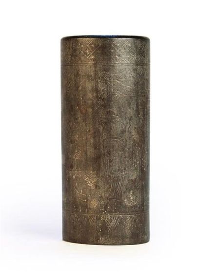null Pot à pinceaux en fer incrusté d'argentChine, marque et époque Qianlong (1736-1795)
Cylindrique,...