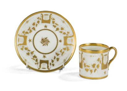 null Paris
Tasse de forme litron et sa soucoupe en porcelaine à décor en or de lyres,...