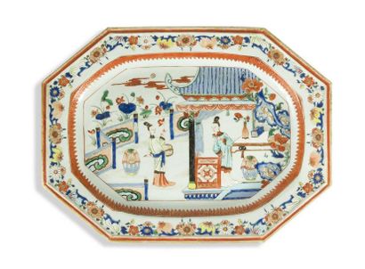 null Grand Plat rectangulaire à pans coupés en porcelaine 
Chine, XVIIIème siècle
Décoré...