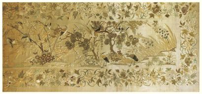 null Deux panneaux en soie beige brodée 
Chine, Canton, fin du XIXème siècle
Le premier...