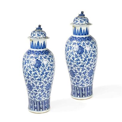null Paire de vases couverts en porcelaine bleu blancDe forme balustre, à décor de...